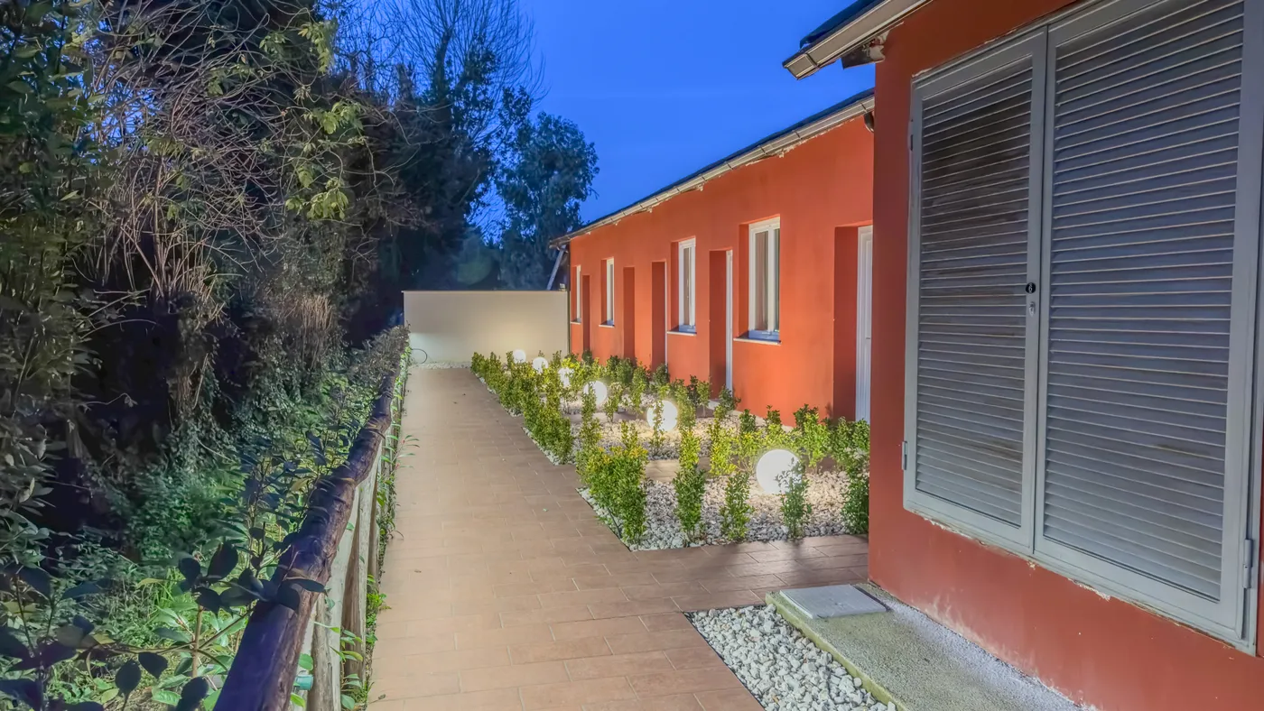 Tiber Village edificio notturno illuminato