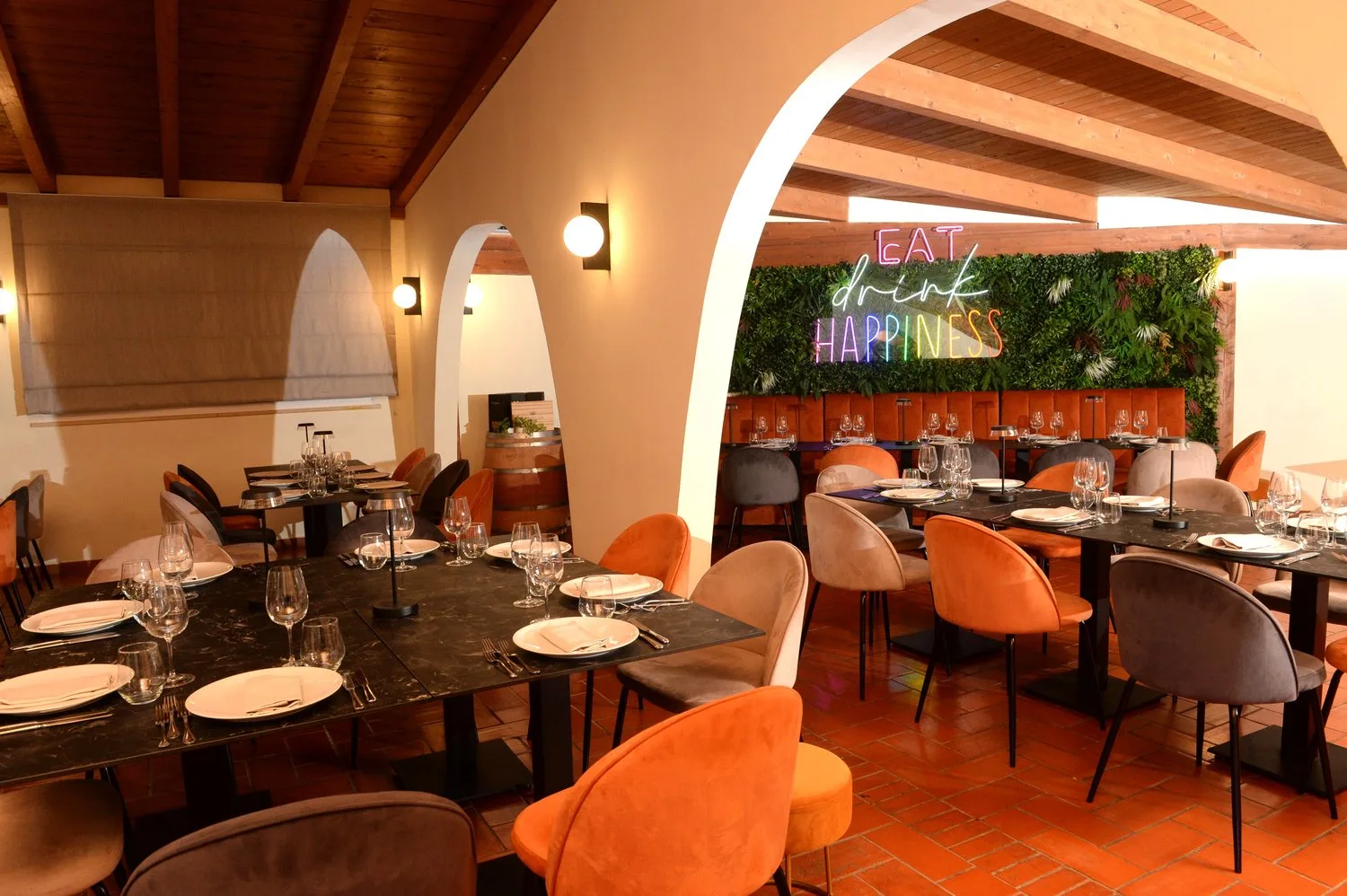 Scorcio raffinato della sala ristorante Tiber Village